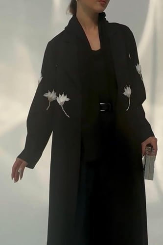 A53 -عباية سوداء بتطريز وردات