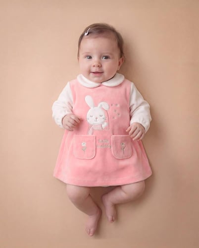 : فستان بيبي مخمل شتوي مطرز ارنوبة تتكئ علي نافذة...