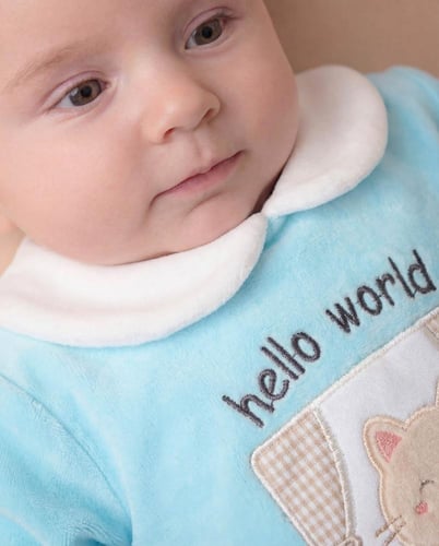 فستان بيبي قطيفة مطرز زهرة خلف نافذة بستائر وكلمة...