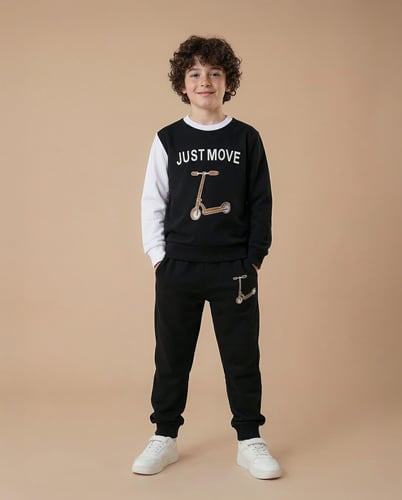 بيجامة اولادي ميلتون مطبوعة اسكوتر وكلمة JUST MOVE...