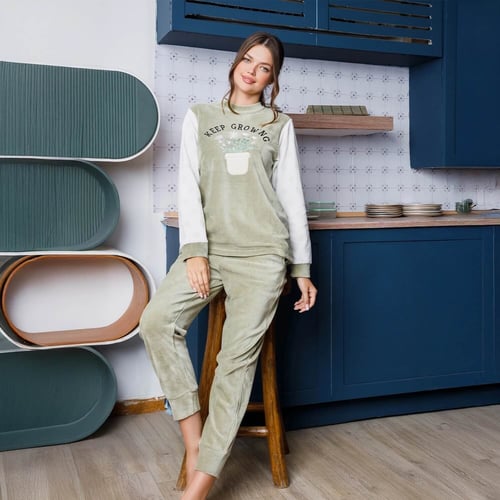 بيجامة قطيفة حريمي مطرزة ازهار والكم سكري مطبوع ور...