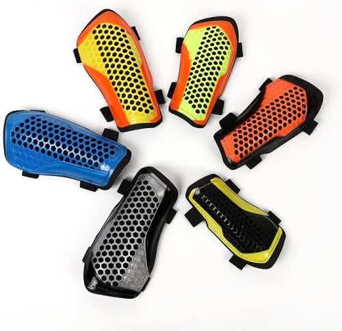Protective shin guards for men's football 96/673