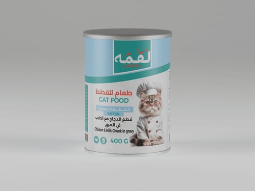 لقمه طعام رطب للقطط الصغيرة قطع الدجاج والحليب في...