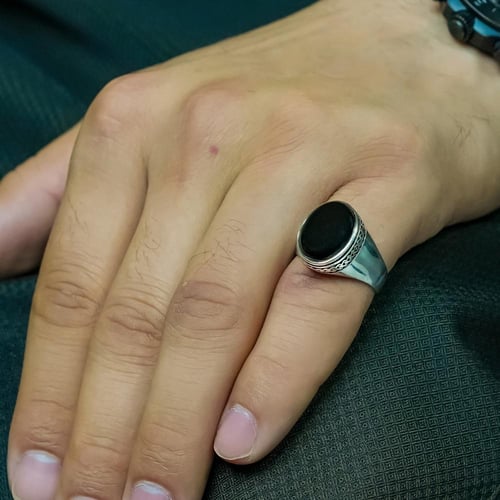 خاتم فضة رجالي 925 بعقيق أسود بنقشة أنيقة