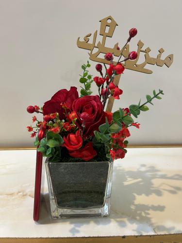 F40 زهور حمراء بفازة زجاجية مربعة