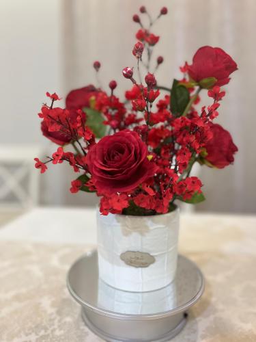 F75 فازة فخار مزينة بالزهور الحمراء