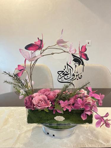 F104 زهور وردية في حامل أكريليك شفاف للتخرج