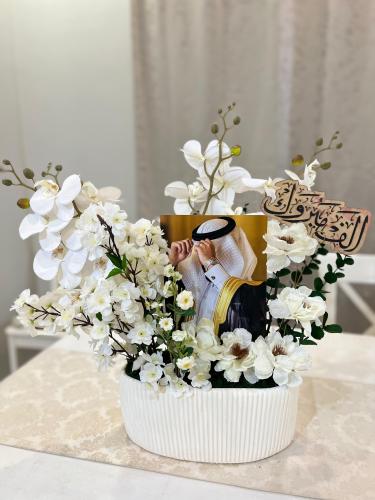 F61 زهور بيضاء في مزهرية سيراميك