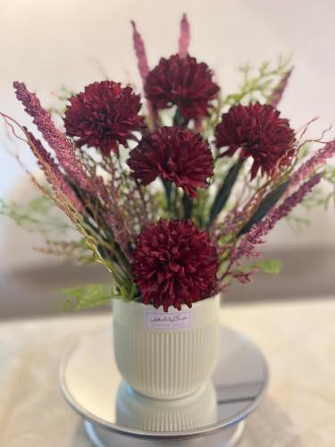 F94 مزهرية خزفية صغيرة مزينة بأزهار برغنديه