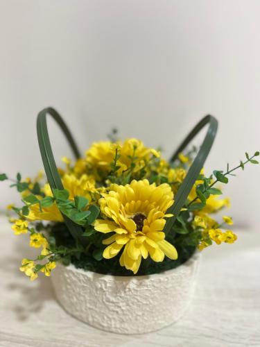 F51 فازة سيراميك دائرية مزينة بالزهور الصفراء