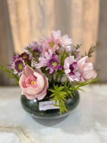 F67 زهور وردي فاتح بفازة صغيرة رفيعة