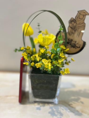 F42 Yellow Flowers Square Glass Vase