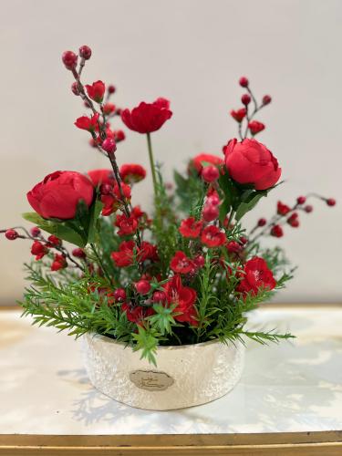 F31 زهور حمراء في مزهرية خزفية