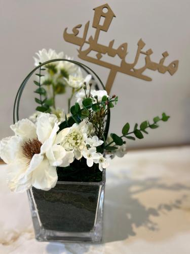 F41 زهور بيضاء بفازة زجاجية مربعة