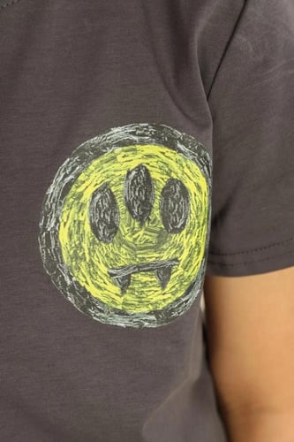 تي شيرت ولادي رمادي ايموجي على الصدر 2861