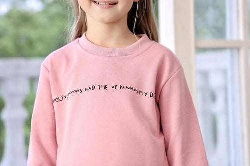 بلوفر بناتي وردي بكتابة في الصدر 3033