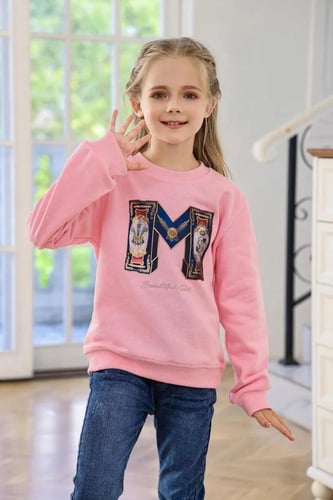 بلوفر بناتي وردي بنقشة حرف 3031