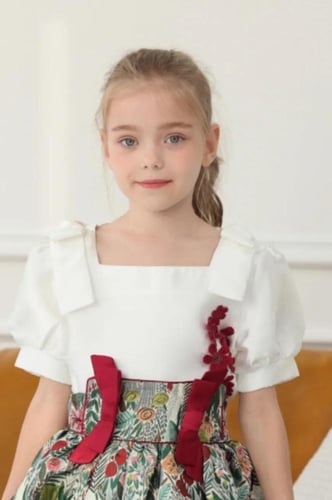 بلوزة بناتي ابيض نص كم مشجر بالاحمر 7116