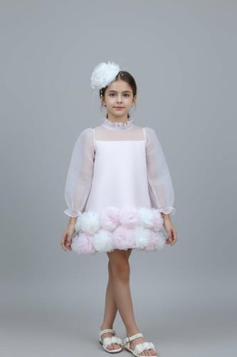 قبعة ملكية مزينة بزهور الأورجانزا واللؤلؤ المتدلي...