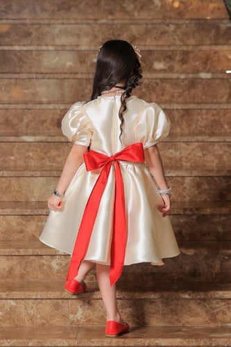 فستان بناتي سهرات بيج بحزام احمر S01137