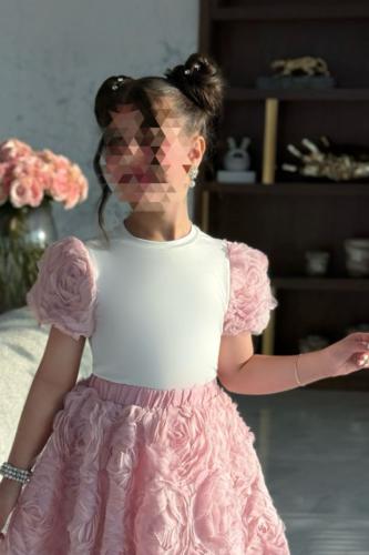 بلوزة بناتي بيضاء بأكمام تول موردة باللون الوردي73...