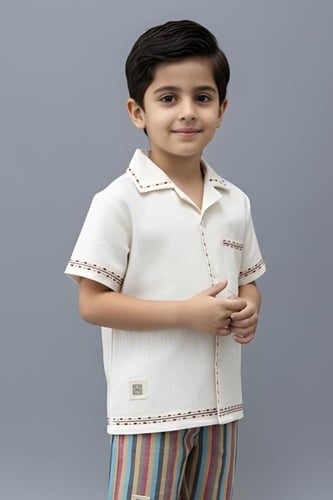 قميص أطفال أولادي أبيض بأكمام قصيرة وتطريز جانبي أ...
