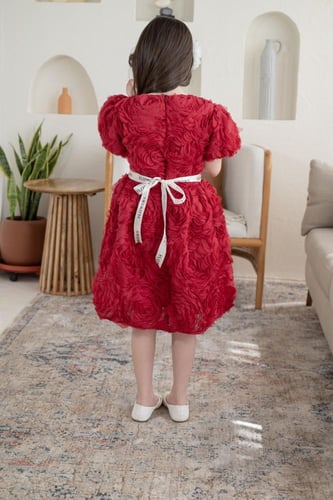 فستان سهرة بناتي أحمر مزين بورود بارزة s01145