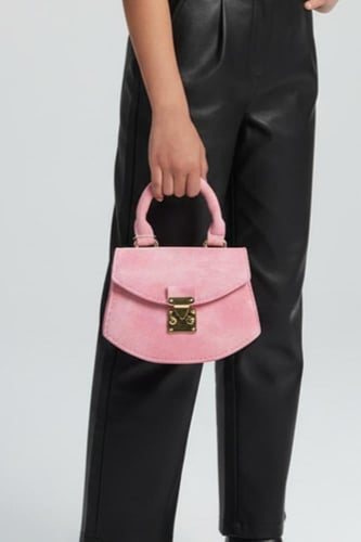 شنطة بناتية صغيرة باللون الوردي الفاتح بتفاصيل معد...