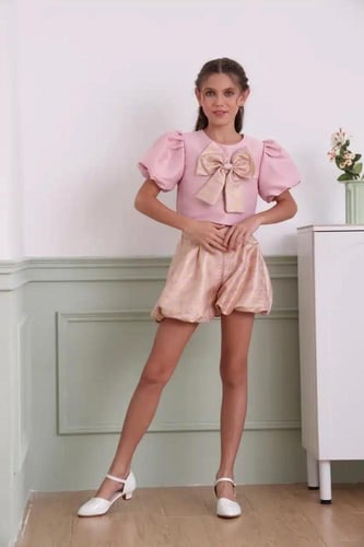 بلوزة وردية بفيونكة في الصدر 7233