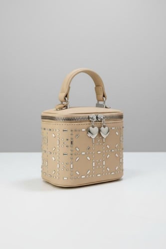 شنطة بناتية أنيقة بلون بيج مزينة بالاكسسوارات B014