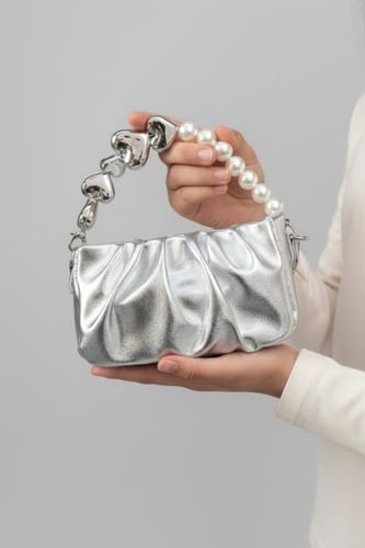 شنطة بناتية فضية بتصميم فاخر ولمسة لؤلؤية B008