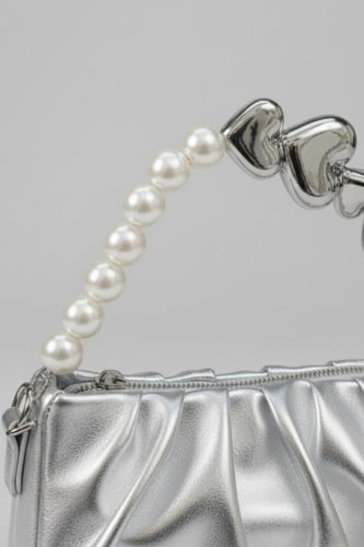 شنطة بناتية فضية بتصميم فاخر ولمسة لؤلؤية B008