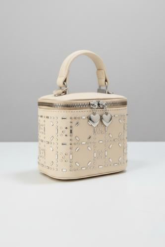 شنطة بناتية أنيقة بلون بيج مزينة بالاكسسوارات B014