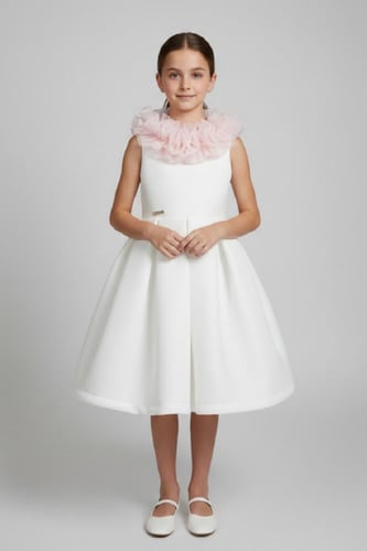 فستان سهرة بناتي يجمع بين نصاعة الأبيض ونعومة الور...