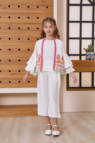 بلوزه بناتي ابيض بنقش مميز مع جاكت 7033