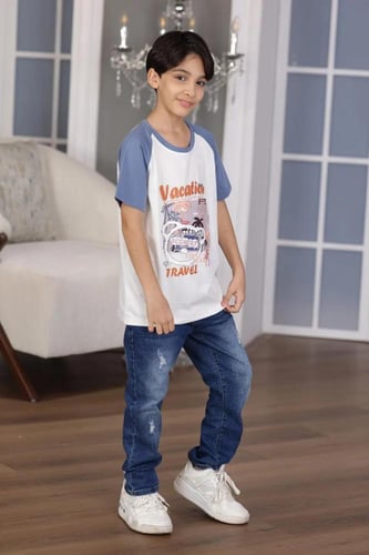 تيشيرت ولادي ابيض و سماوي رسمه على الصدر 2975