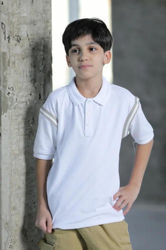 تي شيرت ولادي ابيض مخطط على الكتف 2846