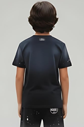 تيشيرت ولادي أسود بطباعة عصرية وخامة مريحة 4036