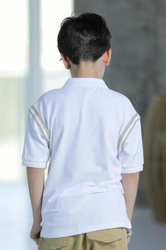 تي شيرت ولادي ابيض مخطط على الكتف 2846