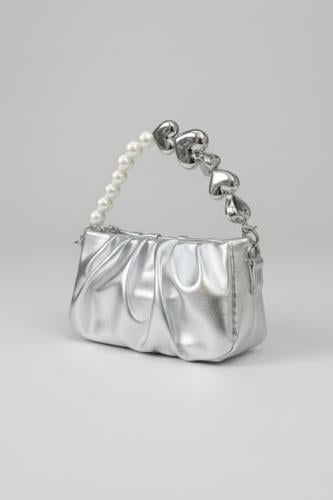 شنطة بناتية فضية بتصميم فاخر ولمسة لؤلؤية B008