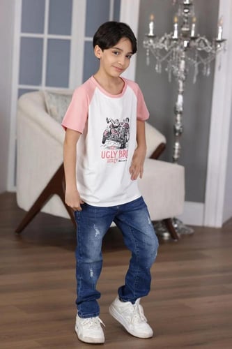 تي شيرت ولادي ابيض و زهري رسمه على الصدر 2976