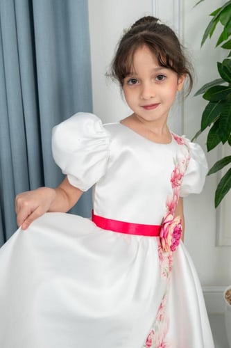 فستان سهرات ابيض بنقش ورد بشكل عمودي S01127