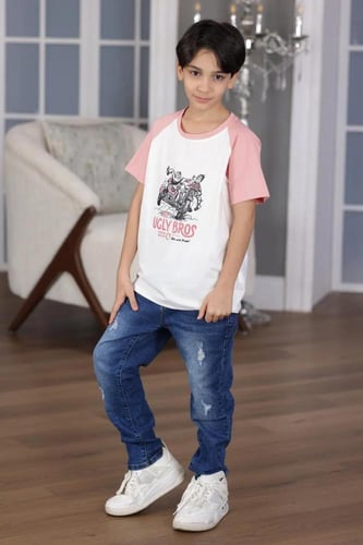 تي شيرت ولادي ابيض و زهري رسمه على الصدر 2976