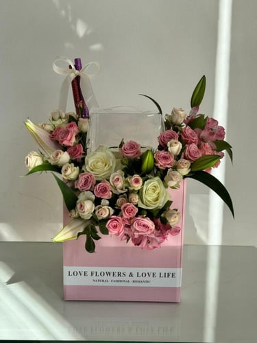 ورد بيبي روز وجوري مع كيك وعبارة وشموع شرار