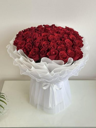 باقة ورد احمر عدد 28 حبه تغليف نوعين ابيض دبل