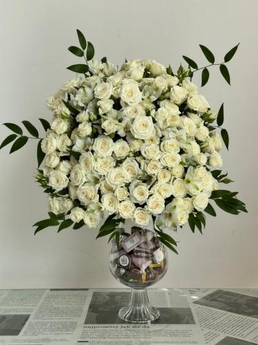 فازة بتنسيق فاخر لون ابيض اضافة نصف كيلو شكلاته رو...