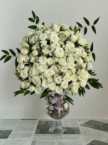 فازة بتنسيق فاخر لون ابيض اضافة نصف كيلو شكلاته رو...