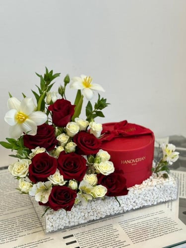 تنسيق ورد انيق مع قاعدة اكريلك مع شكلاته هنفريان