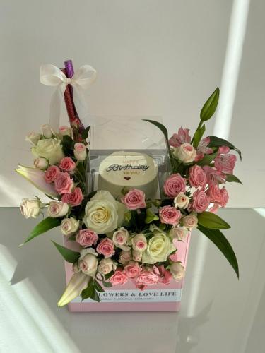 ورد بيبي روز وجوري مع كيك وعبارة وشموع شرار