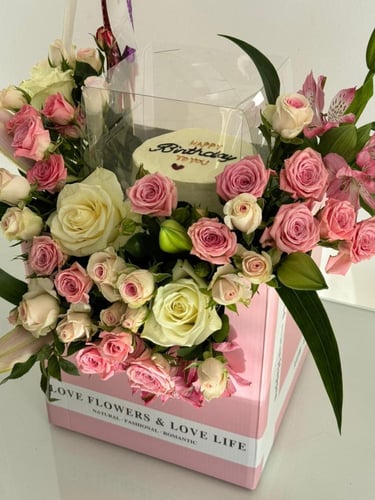 ورد بيبي روز وجوري مع كيك وعبارة وشموع شرار